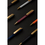 Penna ergonomica a tre lati soft touch con inchiostro blu color nero vista ambiente