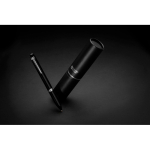 Penna a sfera in metallo con rotazione fluida Swiss Peak inchiostro blu 1200 m color nero vista ambiente