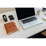 Taccuino A5 ricaricabile in PU con tasche e chiusura elastica, fogli a righe color marrone vista ambiente
