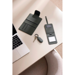 Custodia per passaporto con doppio localizzatore Bluetooth 5.2 color verde vista ambiente