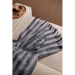 Coperta a righe in lana e poliestere riciclato 130 x 170 cm color grigio vista ambiente