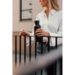 Borraccia termica a doppia parete con cannuccia e tappo antigoccia 600ml color nero vista ambiente