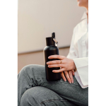 Borraccia termica a doppia parete con cannuccia e tappo antigoccia 600ml color nero vista ambiente 3