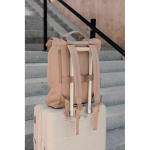 Zaino minimalista con scomparto per laptop, capacità 16 L e 16” color avorio vista ambiente 2