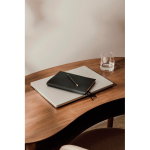 Set quaderno e penna con scatola regalo A5 a righe color nero vista ambiente