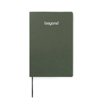 Quaderno A5 con copertina morbida in carta riciclata, pagine a righe color verde vista con logo