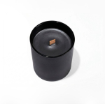 Candela profumata in ceramica opaca con stoppino in legno 140g color nero quinta vista