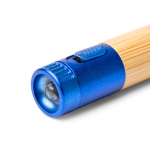 Penna in bambù con torcia LED, dettagli metallizzati e inchiostro blu color blu reale vista dettaglio 3