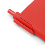 Taccuino A6 con copertina rigida in similpelle e penna a inchiostro blu, pagine a righe color rosso vista dettaglio 2