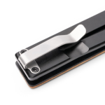 Coltello pieghevole con blocco di sicurezza e clip in acciaio inox nero opaco color naturale vista dettaglio 3