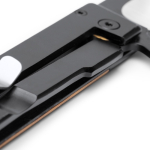 Coltello pieghevole con blocco di sicurezza e clip in acciaio inox nero opaco color naturale vista dettaglio 4