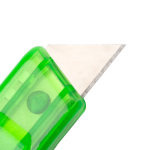 Taglierino dal design traslucido con sistema di sicurezza auto-retrattile color verde vista dettaglio 2