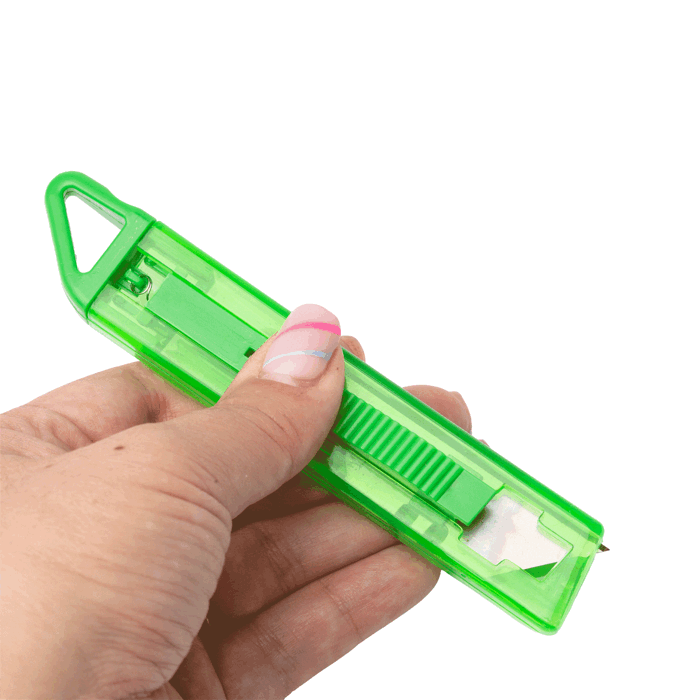 Taglierino dal design traslucido con sistema di sicurezza auto-retrattile color verde
