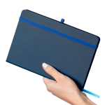 Taccuino A5 con copertina in PU riciclato, segnalibro e pagine a righe color blu quarta vista