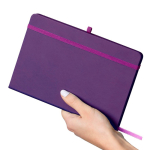 Taccuino A5 con copertina in PU riciclato, segnalibro e pagine a righe color viola quarta vista