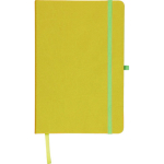 Taccuino A5 con copertina in PU riciclato, segnalibro e pagine a righe color verde chiaro prima vista
