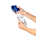 Bottiglia in tritan trasparente con tappo colorato e chiusura a scatto 750ml color blu prima vista