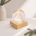 Decorazione natalizia a sfera in vetro con base in legno e luce calda
