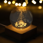 Decorazione natalizia a sfera in vetro con base in legno e luce calda