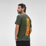 T-shirt unisex in cotone biologico con collo a costine 140 g/m2 color verde militare vista ambiente
