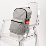 Zaino leggero in plastica riciclata con interno imbottito per PC da 15,6” color grigio vista ambiente