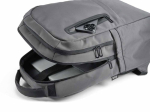 Zaino in plastica riciclata resistente all'acqua ideale per PC da 17'' color grigio scuro vista dettaglio