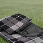 Coperta da picnic pieghevole in poliestere riciclato con retro impermeabile color grigio seconda vista ambiente
