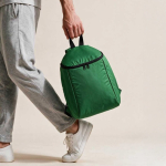 Zaino termico in poliestere riciclato con doppia cerniera 12L color verde vista ambiente