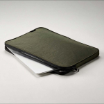 Custodia per computer portatile in nylon riciclato resistente e impermeabile 15,6'' color verde scuro vista ambiente