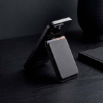 Portacarte magnetico 2 in 1 in pelle vegana con supporto per smartphone color nero vista ambiente