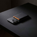 Portacarte magnetico per cellulare in pelle sintetica con clip color nero vista ambiente