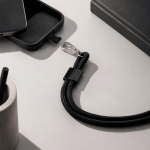 Cordino universale regolabile per cellulare in poliestere riciclato color nero vista ambiente