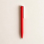 Penna in plastica riciclata dal design ultraleggero e inchiostro blu color rosso vista ambiente