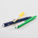 Penna in plastica riciclata dal design ultraleggero e inchiostro blu vista dettaglio