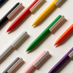 Penna in plastica riciclata dal design ultraleggero e inchiostro blu