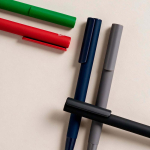 Penna a scatto in alluminio riciclato con finitura lucida e inchiostro blu