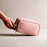 Necessaire sospeso in pelle sintetica riciclata con gancio e tre scomparti color rosa