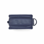 Necessaire sospeso in pelle sintetica riciclata con gancio e tre scomparti color blu mare terza vista