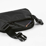 Marsupio impermeabile in nylon riciclato con tasca posteriore 1,5L color nero vista dettaglio