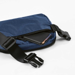 Marsupio impermeabile in nylon riciclato con tasca posteriore 1,5L color blu mare vista dettaglio