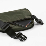 Marsupio impermeabile in nylon riciclato con tasca posteriore 1,5L color verde scuro vista dettaglio