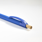 Penna in alluminio riciclato con finitura gommata, clip e inchiostro blu color blu reale