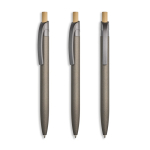 Penna in alluminio riciclato con finitura gommata, clip e inchiostro blu color grigio chiaro