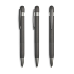Penna a sfera in alluminio gommato con dettagli in rilievo, inchiostro blu color grigio scuro