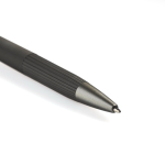 Penna a sfera in alluminio gommato con dettagli in rilievo, inchiostro blu color grigio scuro