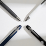 Penna a sfera in alluminio gommato con dettagli in rilievo, inchiostro blu color grigio scuro