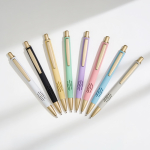Penna in alluminio con dettagli dorati opachi, intaglio e inchiostro blu color bianco