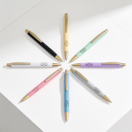 Penna in alluminio con dettagli dorati opachi, intaglio e inchiostro blu color bianco