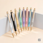 Penna in alluminio con dettagli dorati opachi, intaglio e inchiostro blu color bianco