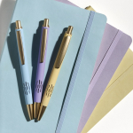 Penna in alluminio con dettagli dorati opachi, intaglio e inchiostro blu color bianco
